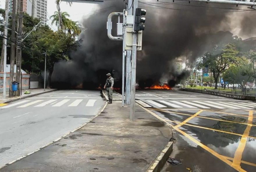 manifesto-por-moradia-bloqueia-avenida-agamenon-magalhaes-no-recife3A-demanda-por-politicas-publicas-efetivas