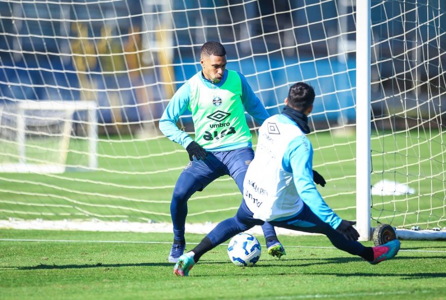 mano-menezes-prepara-time-do-gremio-sem-marlon-para-enfrentar-o-cruzeiro-no-brasileirao3A-multa-impede-utilizacao-do-lateral