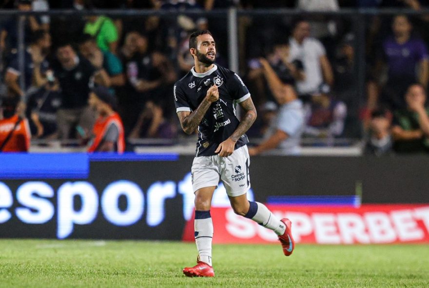 PA - BELEM - 09/10/2025 - BRASILEIRO B 2025, REMO X ATHLETICO-PR - Marcelinho jogador do Remo comemora seu gol durante partida contra o Athletico-PR no estadio Baenao pelo campeonato Brasileiro B 2025. Foto: Fernando Torres/AGIF