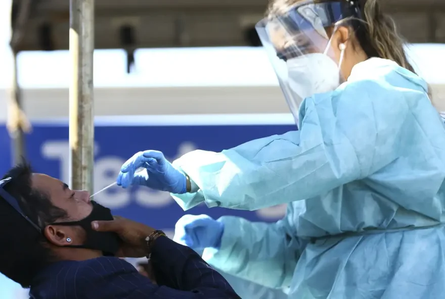 Mesmo com epidemia de dengue, Brasil ainda registra mais mortes por Covid em 2024