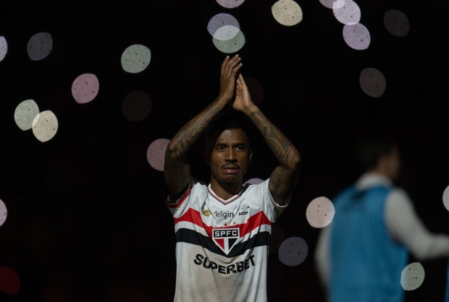 PR - CURITIBA - 06/08/2025 - COPA DO BRASIL 2025, ATHLETICO-PR X SAO PAULO - Marcos A. jogador do Sao Paulo agradece a torcida ao final da partida contra o Athletico-PR no estadio Arena da Baixada pelo campeonato Copa Do Brasil 2025. Foto: Hedeson Alves/AGIF