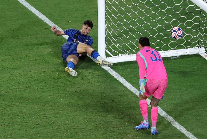 marcos-leonardo-supera-drama-familiar-e-se-torna-carrasco-do-city3A-22historico22