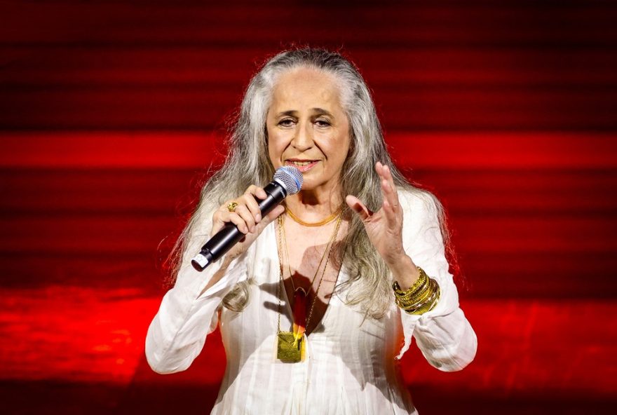 maria-bethania-arrepia-publico-em-show-de-60-anos-de-carreira-com-nova-sonoridade