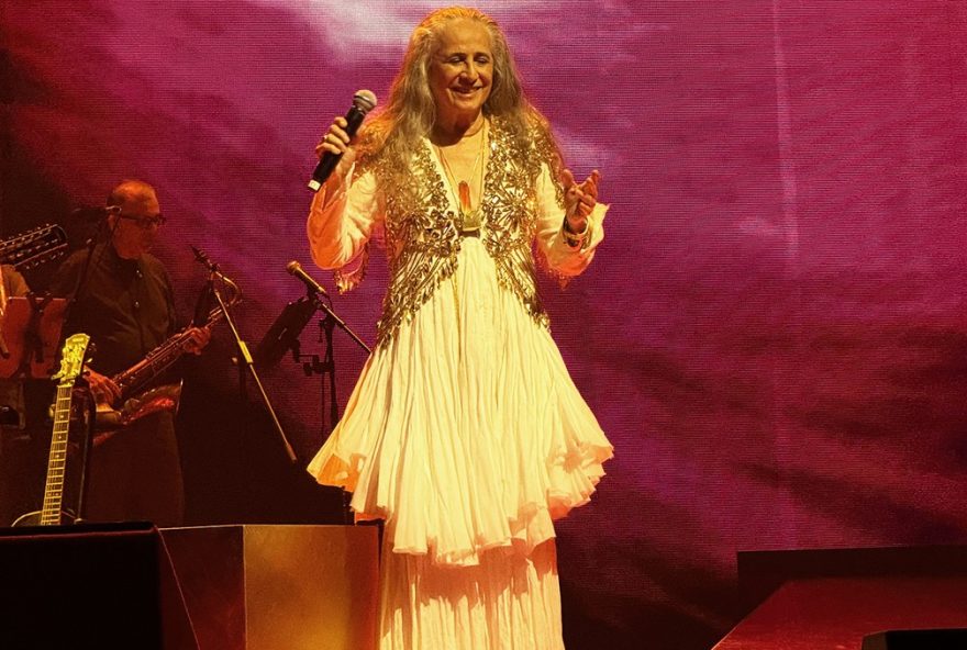 maria-bethania-encerra-show-com-samba-vera-cruz-em-homenagem-a-patria-dos-exus