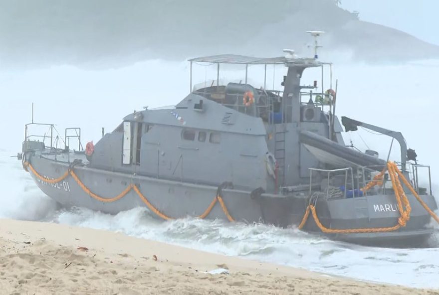 marinha-tenta-resgatar-navio-patrulha-encalhado-na-praia-no-rio