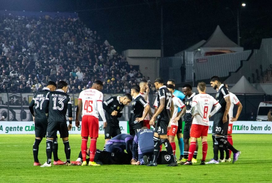 SP - BRAGANCA PAULISTA - 06/08/2025 - COPA DO BRASIL 2025, BRAGANTINO X BOTAFOGO - Marlon Freitas jogador do [EQUIPE ] sofre falta durante partida contra o Bragantino no estadio Cicero De Souza Marques pelo campeonato Copa Do Brasil 2025. Foto: Joisel Amaral/AGIF