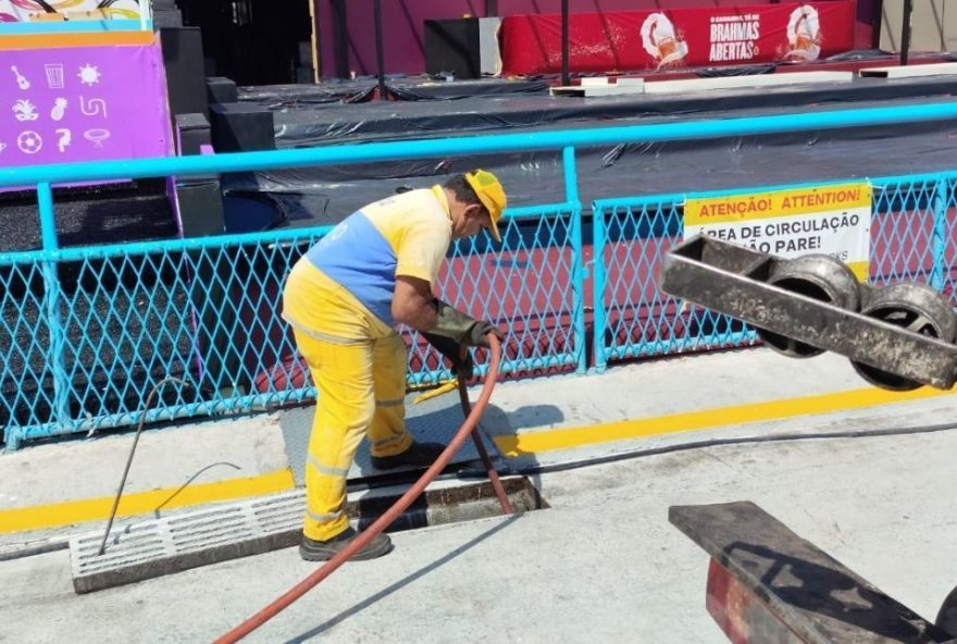 marques-de-sapucai-se-prepara-para-primeiro-dia-de-desfiles-com-limpeza-e-ajustes-nos-camarotes