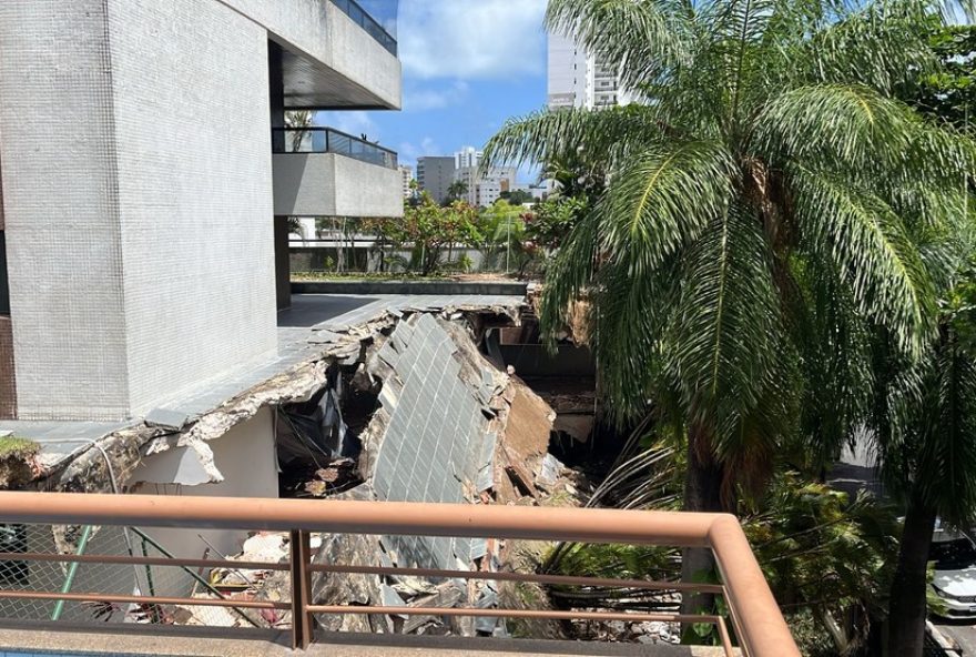 marquise-de-predio-desaba-na-zona-norte-do-recife2C-corpo-de-bombeiros-evacua-edificio-de-18-andares