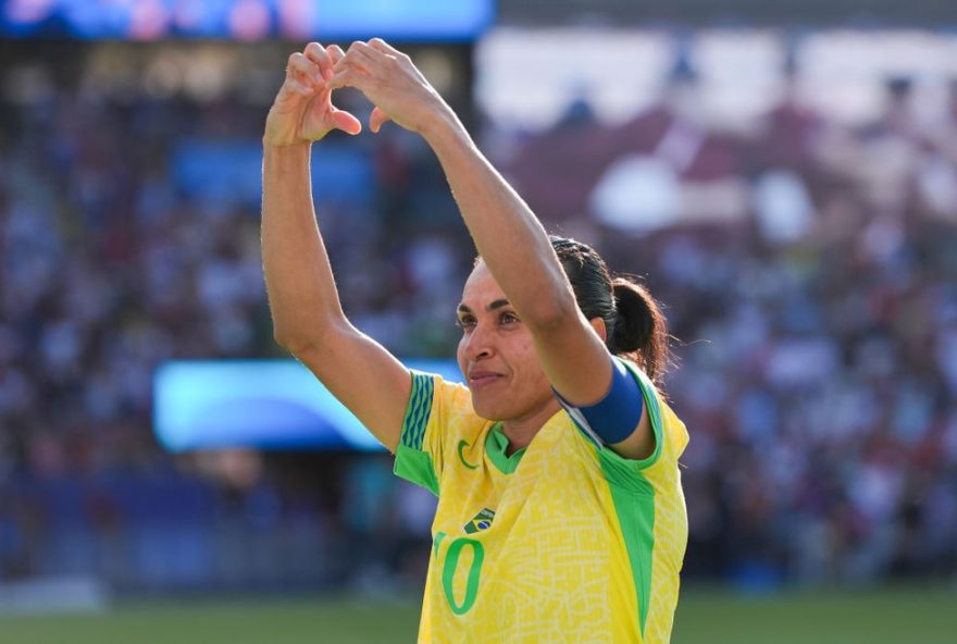 marta-ganha-premio-marta-de-gol-mais-bonito-no-the-best-e-ensaia-comemoracao-em-tom-de-brincadeira