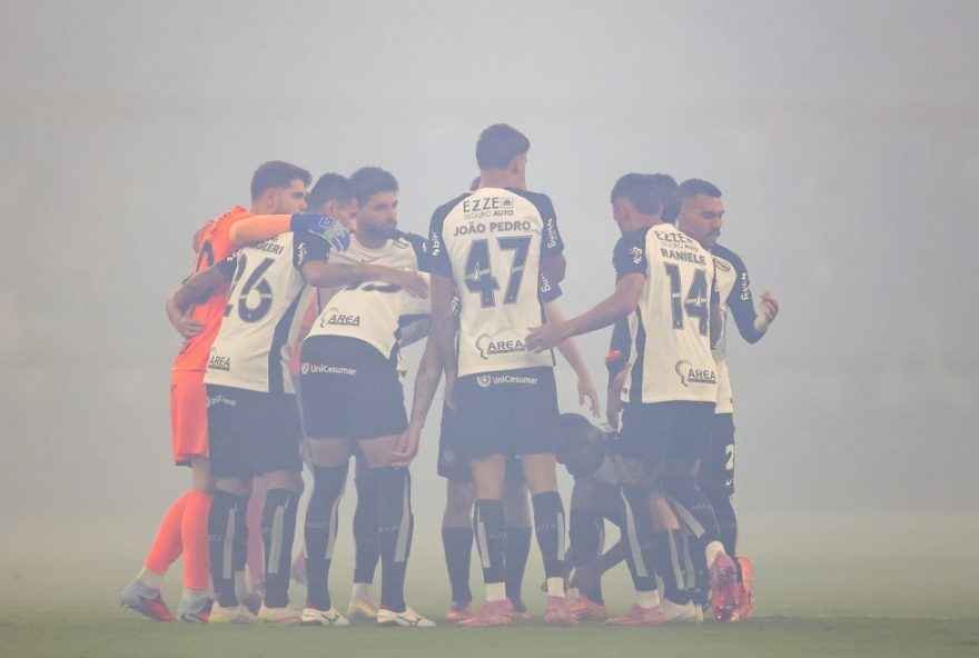 MG - BELO HORIZONTE - 23/11/2025 - BRASILEIRO A 2025, CRUZEIRO X CORINTHIANS - Jogadores do Corinthians durante entrada em campo para partida contra o Cruzeiro no estadio Mineirao pelo campeonato Brasileiro A 2025. Foto: Gilson Lobo/AGIF