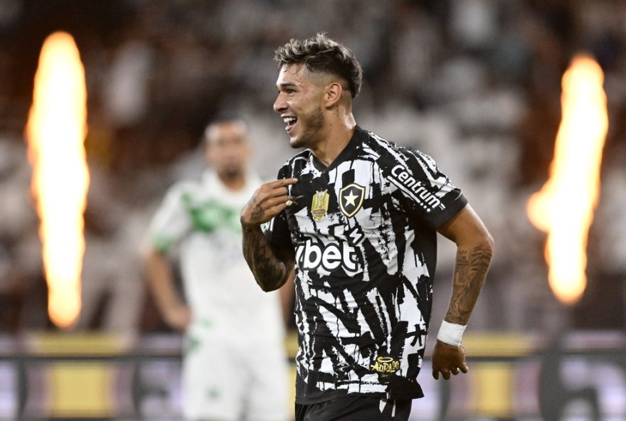 mateo-ponte-substituira-vitinho-como-titular-crucial-do-botafogo-contra-o-corinthians3A-preparacao-intensa-para-garantir-vaga-na-libertadores