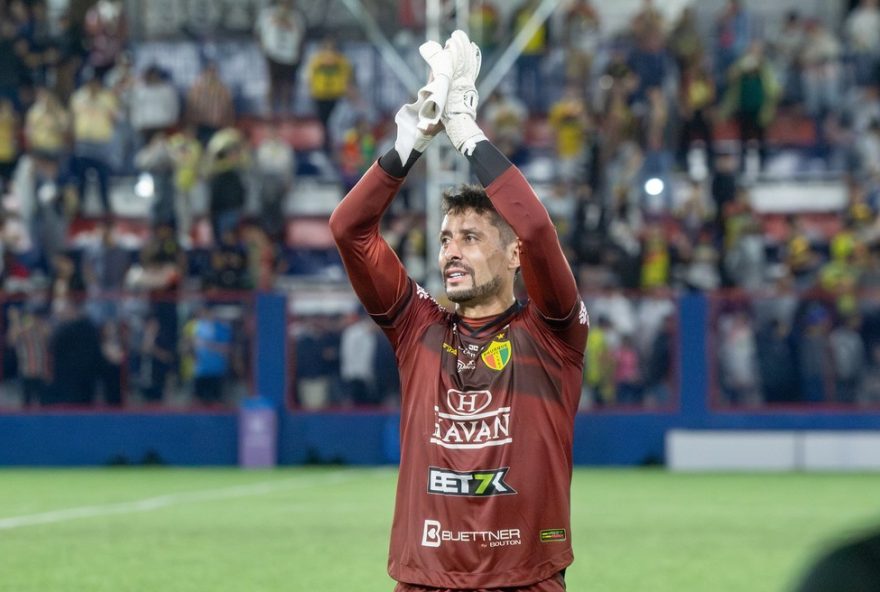 matheus-nogueira-renova-contrato-e-segue-como-goleiro-titular-do-brusque-para-temporada-2025