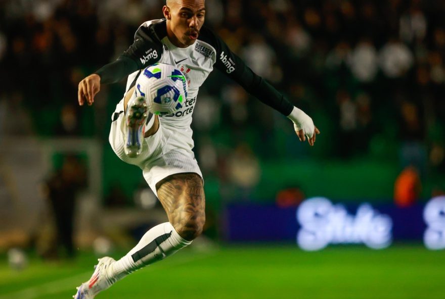 RS - CAXIAS DO SUL - 11/08/2025 - BRASILEIRO A 2025, JUVENTUDE X CORINTHIANS - Matheuzinho jogador do Corinthians durante partida contra o Juventude no estadio Alfredo Jaconi pelo campeonato Brasileiro A 2025. Foto: Luiz Erbes/AGIF