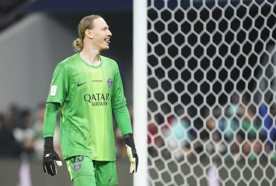 matvey-safonov2C-goleiro-titular-do-psg2C-brilha-ao-defender-quinto-penalti-seguido-luis-enrique-elogia matvey-safonov2C-goleiro-titular-do-psg2C-brilha-ao-defender-quinto-penalti-seguido-luis-enrique-elogia