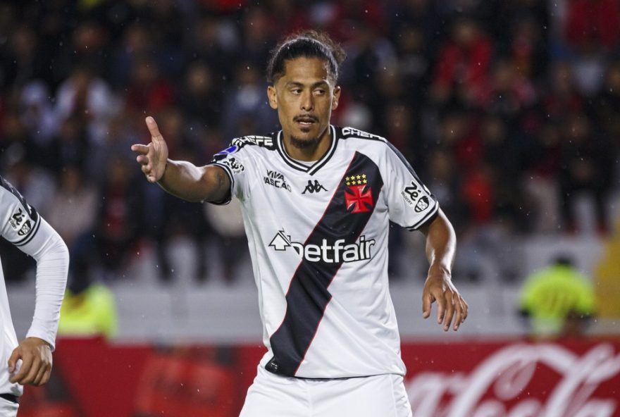 mauricio-lemos-e-oliveira-perdem-espaco-na-zaga-do-vasco3A-hugo-moura-se-destaca-como-titular