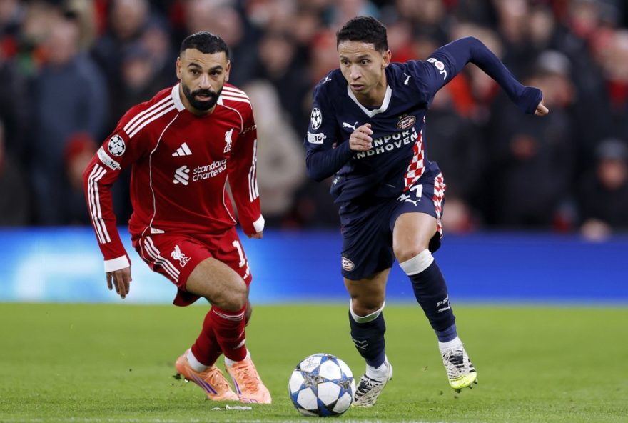 mauro-junior-celebra-assistencia-em-vitoria-historica-do-psv-sobre-liverpool
