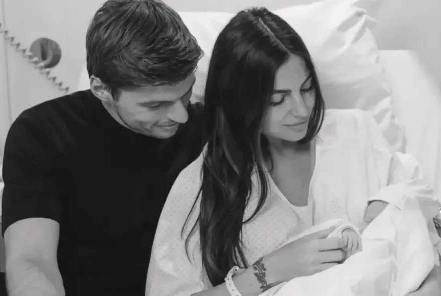 Max Verstappen e Kelly Piquet com a filha – Foto: Reprodução/Instagram