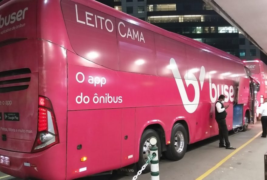 Concorrência estimulou a Buser a iniciar operações no trecho, que já tem outras três empresas prestando o serviço. (Foto: Reprodução/Youtube)