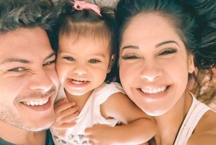 mayra-cardi-postou-uma-foto-com-arthur-aguiar-e-a-filha-deles-sophia-1597937185371_v2_450x337-1