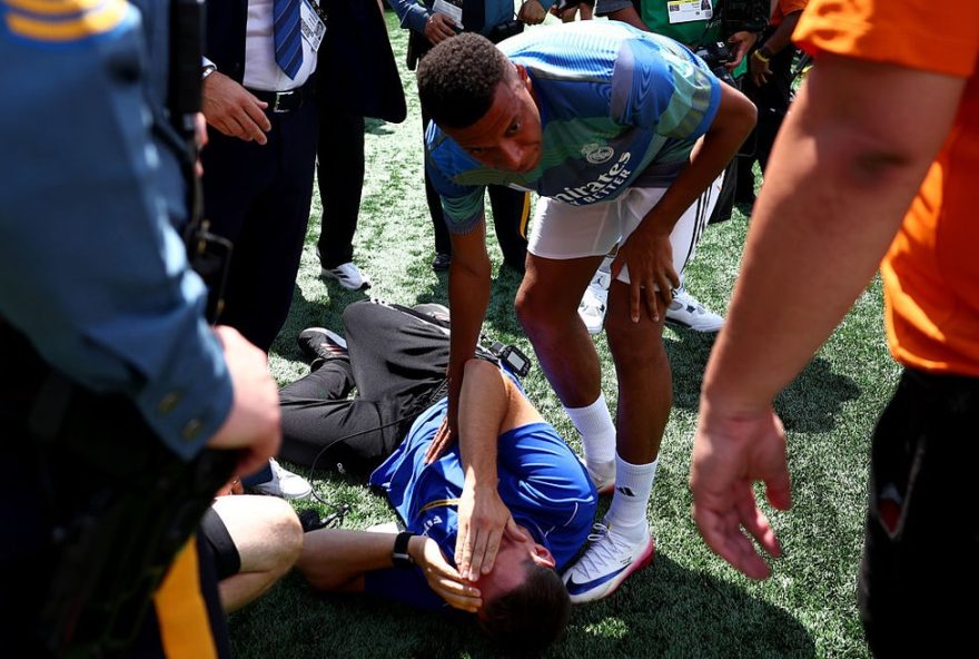 mbappe-auxilia-voluntario-da-fifa-atingido-por-bola-durante-aquecimento-do-real-madrid3A-gesto-de-solidariedade-emociona-todos-no-estadio