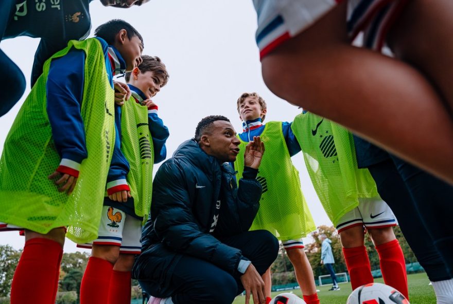 mbappe-empolga-em-treino-especial-de-dia-das-criancas-com-a-selecao-francesa