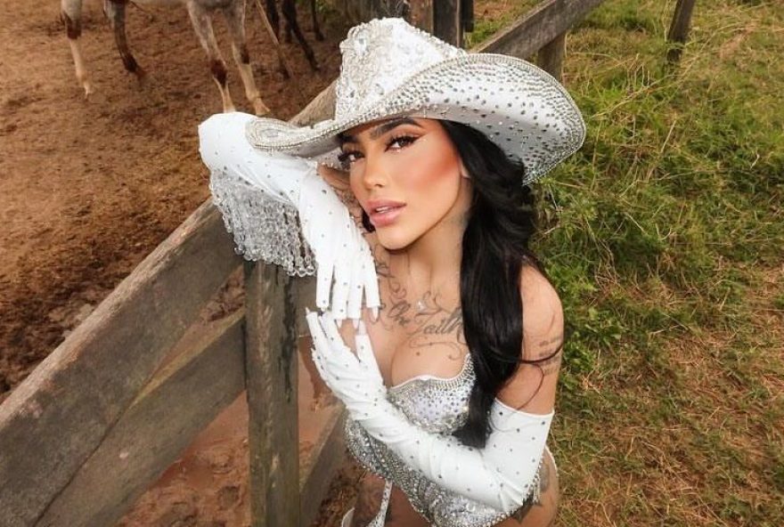 mc-mirella-surpreende-fas-ao-beijar-participante-do-rancho-do-maia