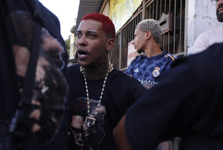 mc-poze-do-rodo-aguarda-ansiosamente-a-libertacao-de-seu-amigo-no-complexo-de-gericino