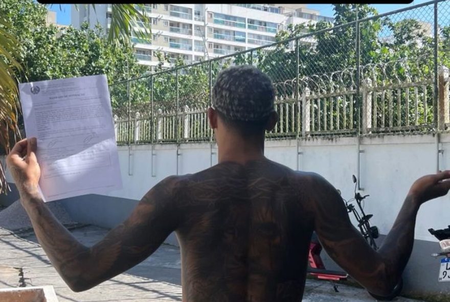 mc-poze-do-rodo-relata-volta-da-policia-a-sua-casa3A-nao-aguentamos-mais-perseguicao