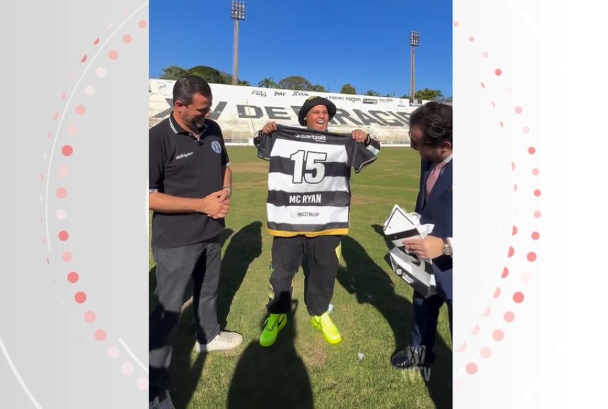 mc-ryan-pede-desculpas-por-cavalo-de-pau-em-estadio-e-recebe-camiseta-do-xv3A-entenda-a-polemica-e-o-acordo