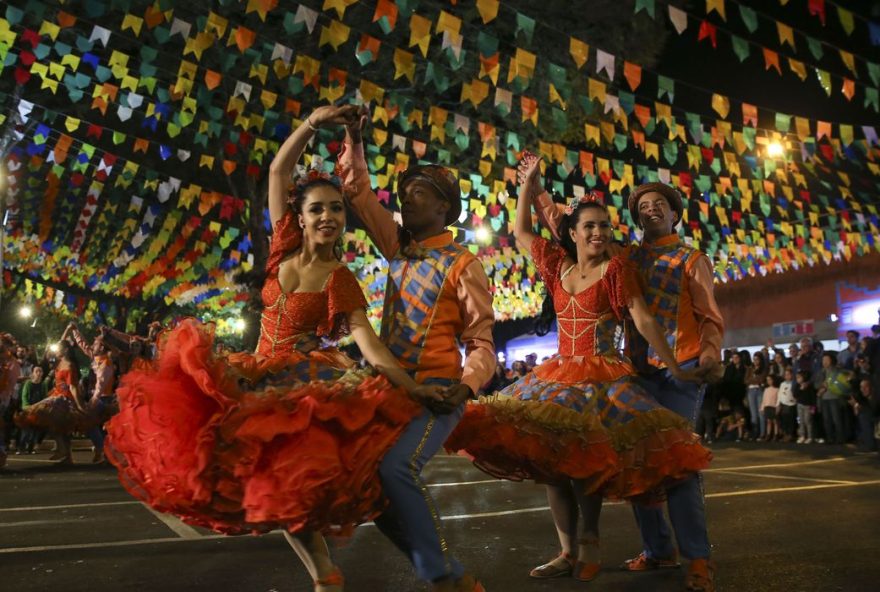 Ao longo do ano,quadrilhas se sustentam com eventos comunitários. Apenas uma saia chega a custar R0. (Foto: Marcello Casal Jr./Agência Brasil)