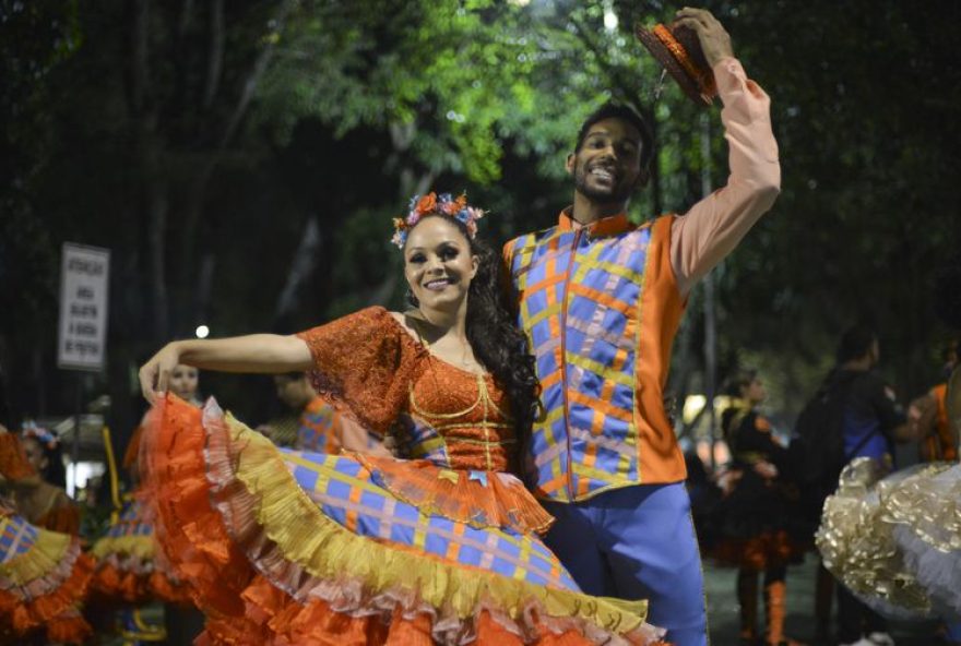 Procura por vestidos típicos começou mais cedo e lojas de artigos de decoração e comida começaram montagem do mostruário logo após o dia das mães. (Marcello Casal Jr/Agência Brasil)