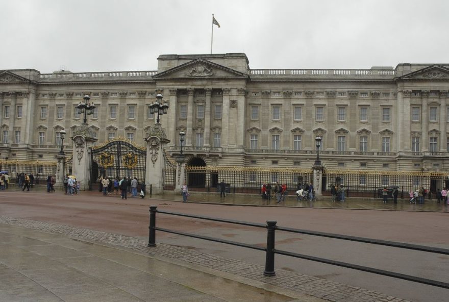 Palácio de Buckingham é invadido antes de festividades do Jubileu de Platina da rainha