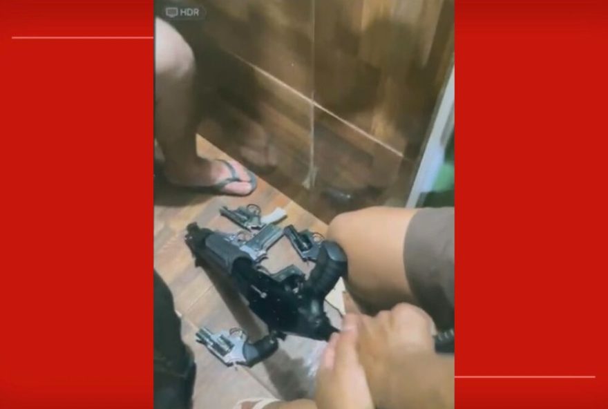 mecanicos-sao-presos-por-furto-de-veiculos-e-venda-de-armas-em-ceilandia2C-no-df3A-suspeitos-apreendidos-com-arsenal-ilegal