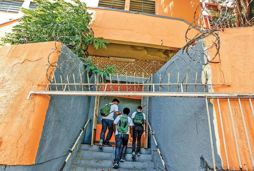 medida-de-reprovacao-parcial-no-rio-de-janeiro-gera-polemica-entre-especialistas-e-estudantes-impactos-e-perspectivas-para-a-educacao