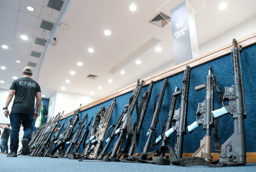 megaoperacao-da-policia-civil-do-rio-de-janeiro-resulta-na-apreensao-de-arsenal-de-r128-milhoes-no-complexo-do-alemao-e-da-penha-com-120-armas-incluindo-93-fuzis