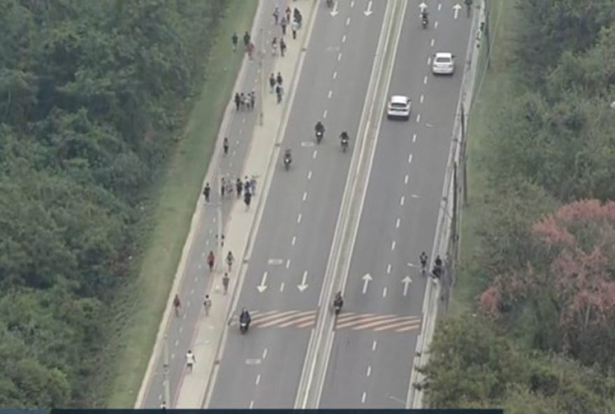 megaoperacao-na-zona-oeste-do-rio-causa-caos-nos-transportes-publicos3A-cariocas-sao-obrigados-a-voltar-para-casa-a-pe