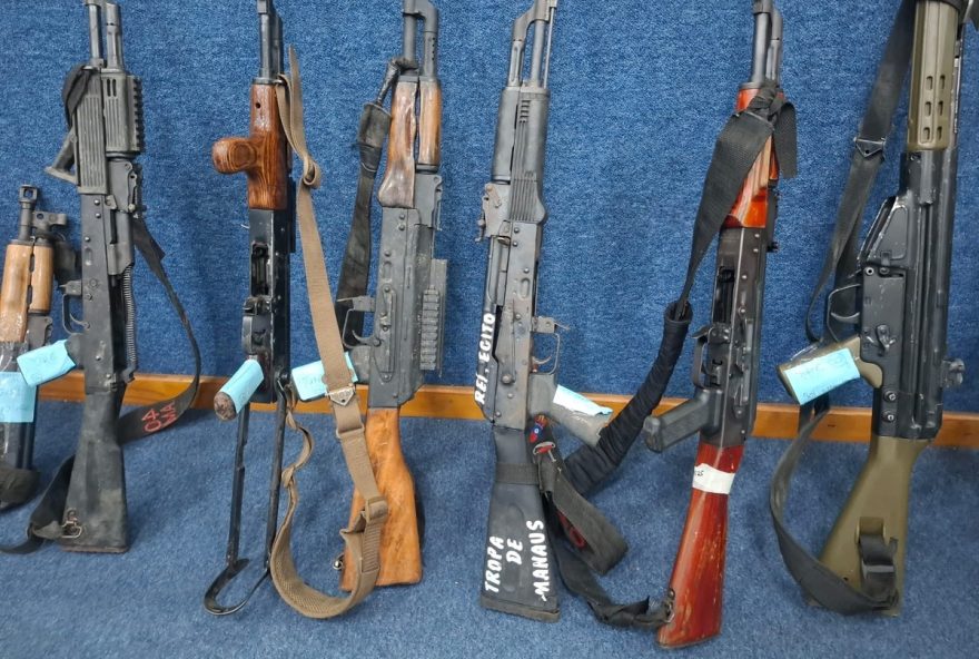 megaoperacao-no-rio-de-janeiro-apreende-118-armas-incluindo-fuzis-com-valor-estimado-em-r-5-milhoes