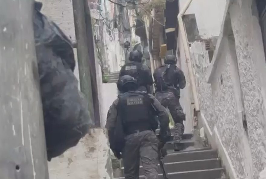 megaoperacao-nos-complexos-da-penha-e-alemao3A-baterias-de-cameras-corporais-falham2C-resultando-em-perda-de-imagens-e-investigacoes-intensas