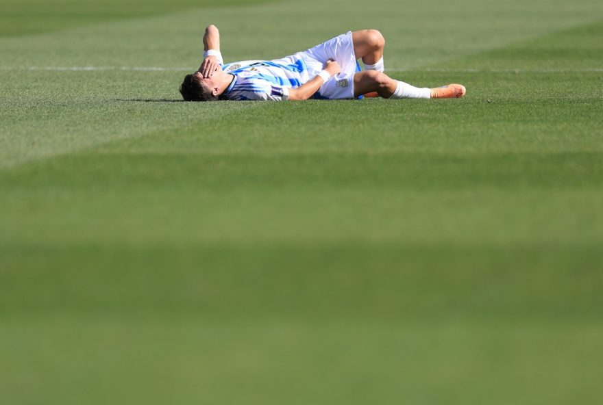 meia-do-botafogo2C-alvaro-montoro2C-deixa-jogo-da-argentina-na-copa-sub-20-chorando-por-dores-no-ombro-direito