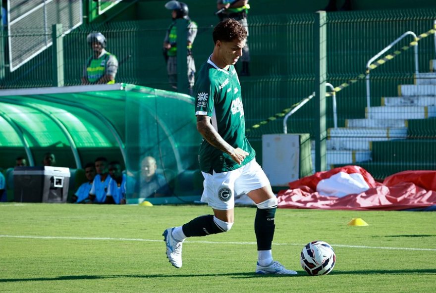 meia-vitinho-rescinde-contrato-com-goias-e-fecha-com-nautico3A-nova-chance-de-brilhar