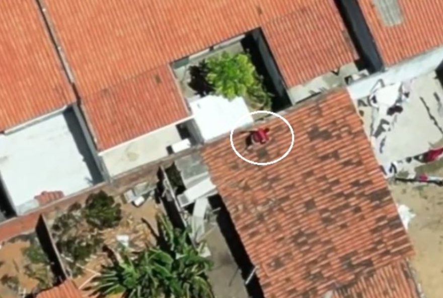 membro-de-faccao-tenta-fugir-da-policia-pulando-muros-e-escalando-telhados-em-pacatuba3A-veja-o-video