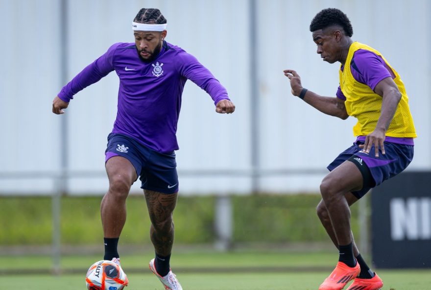 memphis-depay-e-felix-torres-discutem-em-treino-do-corinthians-antes-do-derbi3A-diretor-entra-em-campo-para-acalmar-os-animos