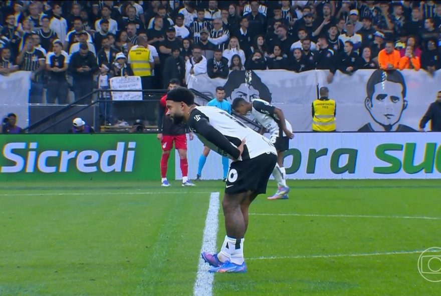 memphis-depay-sente-desconforto-na-coxa-e-deixa-jogo-do-corinthians3A-entenda-o-caso