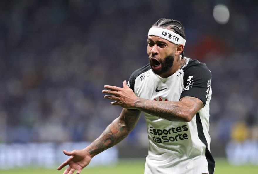 MG - BELO HORIZONTE - 10/12/2025 - COPA DO BRASIL 2025, CRUZEIRO X CORINTHIANS - Memphis Depay jogador do Corinthians comemora seu gol durante partida contra o Cruzeiro no estadio Mineirao pelo campeonato Copa Do Brasil 2025. Foto: Gilson Lobo/AGIF