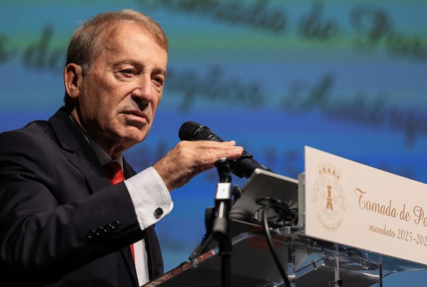 Tomada de posse dos órgãos autárquicos de Vila Nova de Gaia Luís Filipe Menezes durante a sua tomada de posse enquanto presidente da Câmara Municipal de Vila Nova de Gaia, no auditório Municipal de Vila Nova de Gaia, 04 de novembro de 2025. JOSÉ COELHO/LUSA