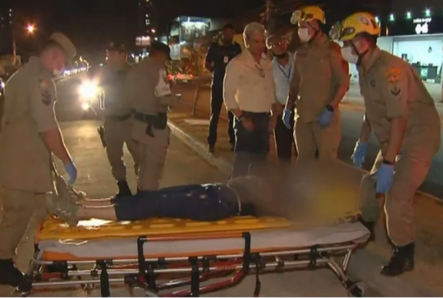 Menina é atropelada por ônibus no corredor do BRT, em Goiânia (Foto: Reprodução / TV Anhanguera)