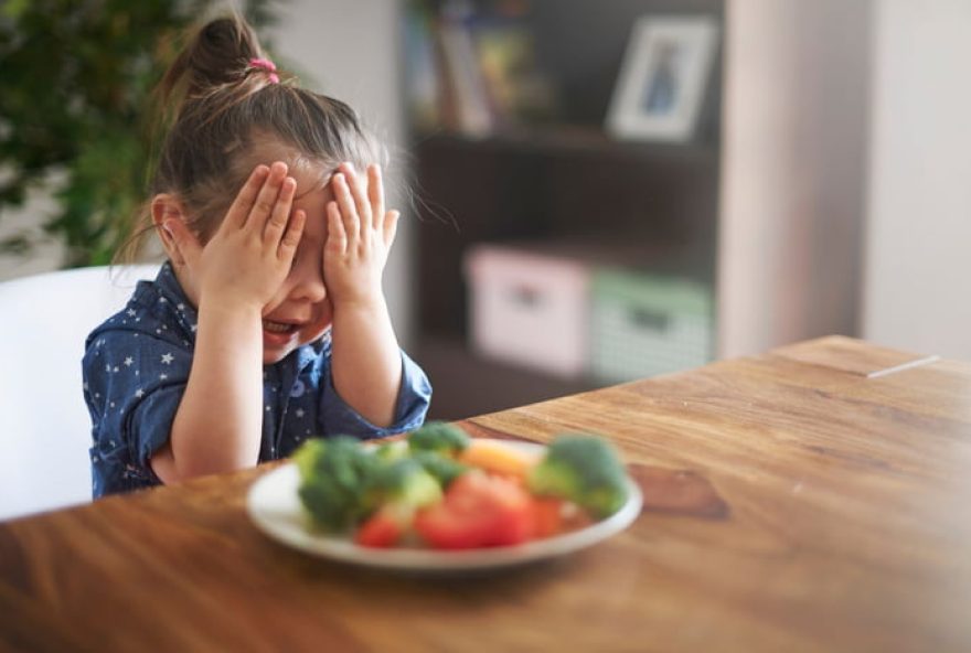 menina-com-alergia-ao-ovo-coloca-mae-em-saia-justa-com-pergunta-hilaria-sobre-comida