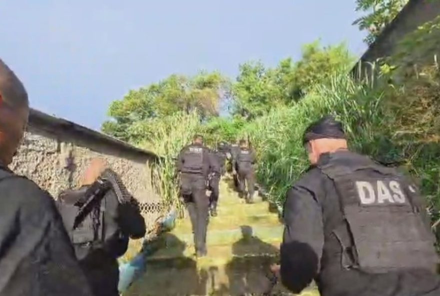 menina-de-13-anos-e-confundida-com-namorada-de-bandido-e-estuprada-por-6-homens3A-policia-busca-justica-no-rio-de-janeiro menina-de-13-anos-e-confundida-com-namorada-de-bandido-e-estuprada-por-6-homens3A-policia-busca-justica-no-rio-de-janeiro