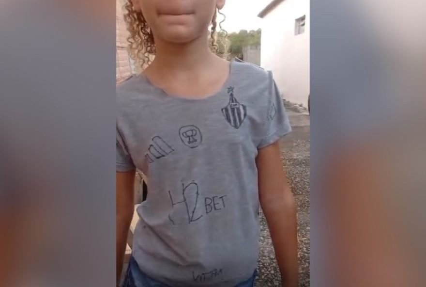 menina-de-divinopolis-improvisa-camisa-do-atletico-mg-e-viraliza-nas-redes