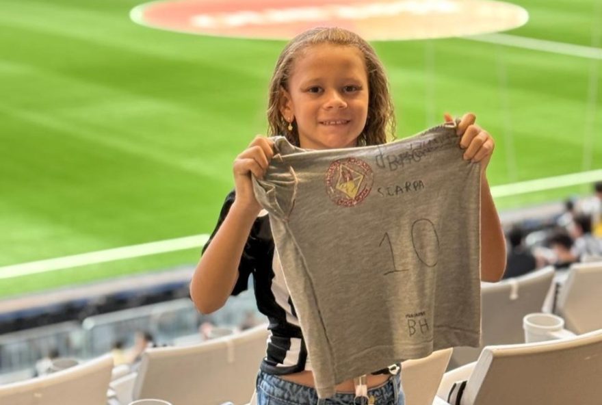 menina-emociona-ao-improvisar-camisa-do-atletico-mg-e-ganha-presente-do-clube